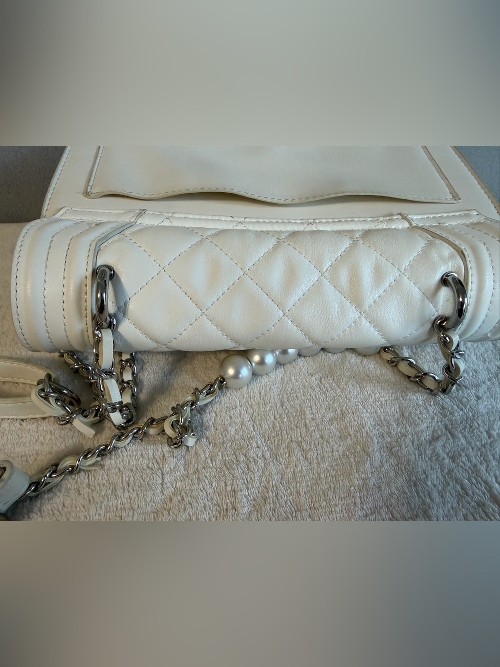 Badgley Mischka Bridal White Letter Lock Quilted & Pearl's Crossbody - Picture 10 of 13